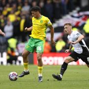 Marcelino Nunez and Ben Osborn compete for the ball